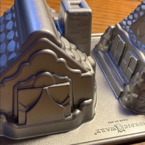 Nordic Ware non-stick Gingerbread/enchanted house - Picture 6 of 16